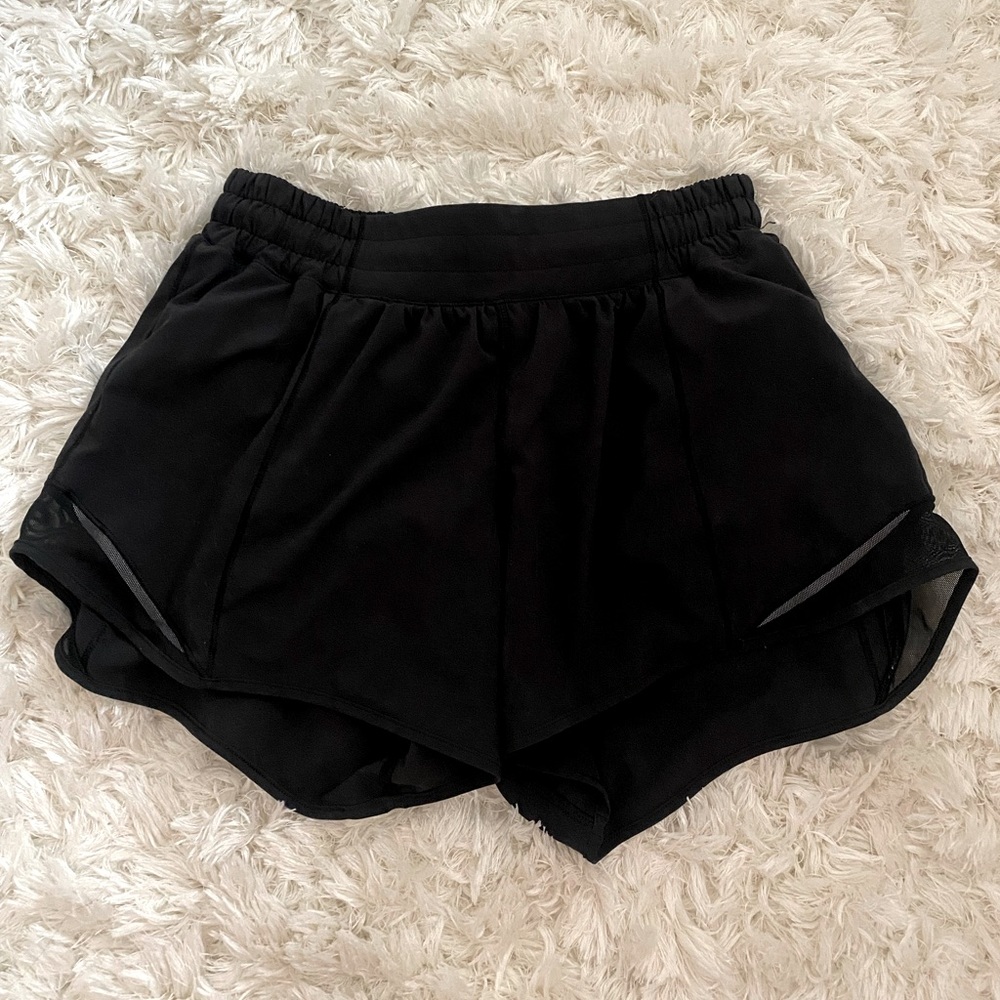 Black lululemon Hotty hot shorts 4”